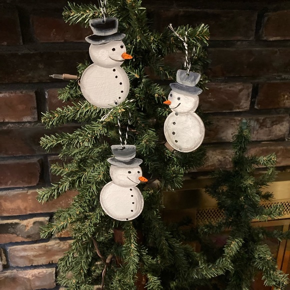 Folk Hand painted napkin holder snowman, ornaments, towels, plate. Curtain ties - Picture 2 of 13